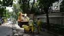 Aktivitas pekerja membongkar pembatas beton di Jalan M Yamin bagian sisi barat, kawasan Menteng,  Jakarta, Rabu (20/1). Pemprov DKI akan membuka kembali jalan itu sebagai akses lalu lintas untuk umum pada 24 maret 2019 mendatang. (merdeka.com/Imam Buhori)