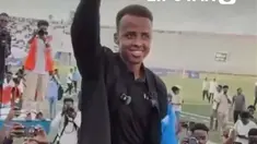 Ratusan warga memadati Stadion Mogadishu, Somalia, Rabu (10/6), untuk menyambut kepulangan wasit sepak bola Omar Artan. Dia gagal berangkat ke Amerika Serikat untuk bertugas di Piala Dunia 2026.

Artan mendapat sambutan hangat dan dianggap sebagai simbol kebanggaan nasional setelah namanya masuk ...