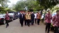 Jokowi tiba di lokasi pukul 11.50 WIB. Setibanya, mantan Wali Kota Solo itu langsung disambut keluarga mendiang Suhardiman. 