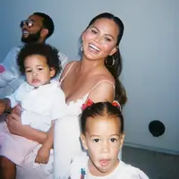Chrissy Teigen Jalani Operasi Hairline Lowering Akibat Rambut Rontok Pasca Melahirkan. [@chrissyteigen]