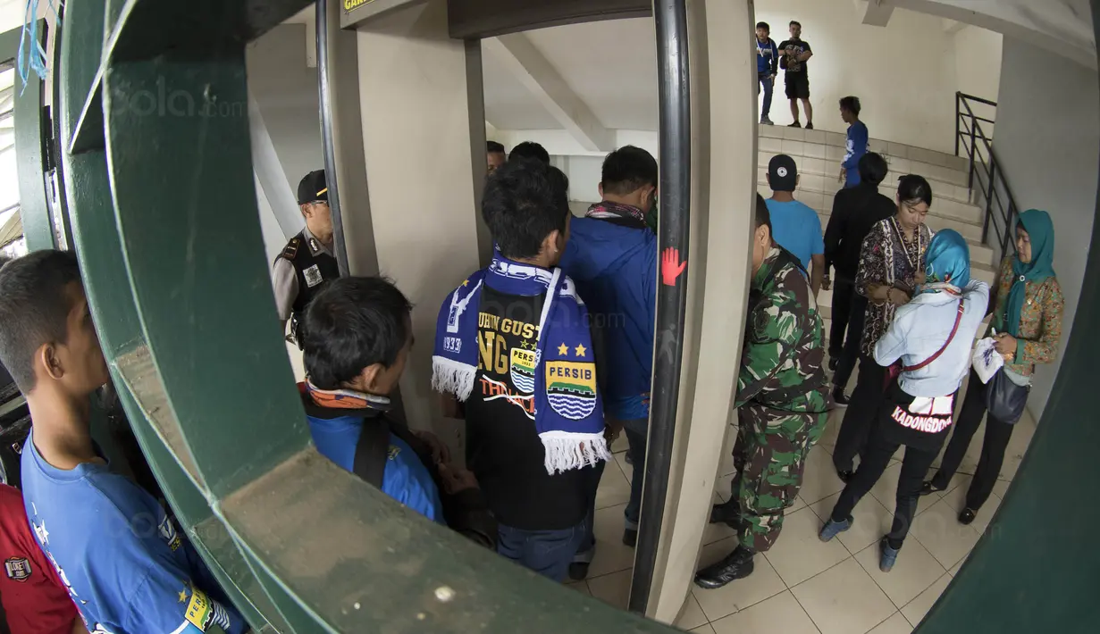 Sejumlah TNI melakukan pemeriksaan kepada penonton yang akan menonton pembukaan Piala Presiden 2018 di Stadion GBLA, Bandung, Selasa (16/1/2018). Acara ini rencananya akan dibuka oleh Presiden Joko Widodo. (Bola.com/M Iqbal Ichsan)
