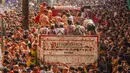 Orang-orang yang bersuka ria saling melempar tomat dalam acara tahunan "Tomatina", pesta pertarungan tomat di desa Bunol dekat Valencia, Spanyol, Rabu (31/8/2022). Pertarungan tomat terjadi sekali lagi setelah penangguhan selama dua tahun karena pandemi virus corona covid-19. (AP Photo/Alberto Saiz)