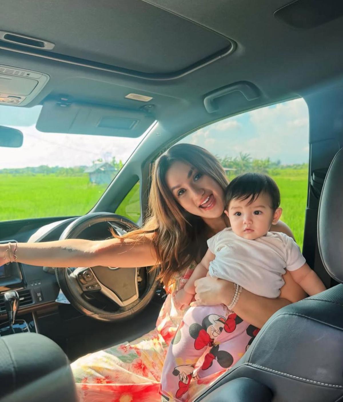 Tinggal di Bali, Tengku Dewi Putri Bagikan Rutinitas Jemput Anak yang Penuh Kejutan