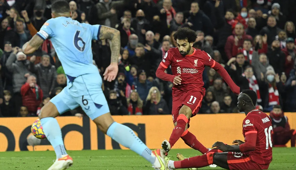 Liverpool berbalik unggul 2-1 pada menit ke-25. Mohamed Salah berhasil memanfaatkan bola muntah hasil tembakan Sadio Mane yang ditepis Martin Dubravka. (AFP/Oli Scarff)