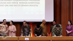 Menko PMK, Puan Maharani menyaksikan penandatanganan Nota Kesepahaman 5 Menteri dan Perjanjian Kerjasama SMK dan Industri di Kementerian Perindustrian, Jakarta, Selasa (29/11). (Liputan6.com/Fery Pradolo)