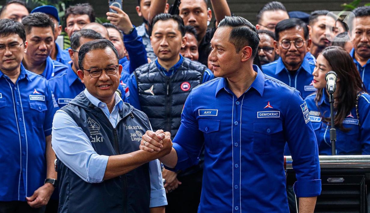 Ketum Partai Demokrat Agus Harimurti Yudhoyono bersalaman dengan Gubernur DKI Anies Baswedan di DPP Partai Demokrat, Jakarta, Jumat (7/10/2022). Kunjungan Anies ke Demokrat ini merupakan yang pertama setelah diusung sebagai calon presiden (capres) Pilpres 2024 oleh Partai NasDem. (Liputan6.com/Faizal Fanani)