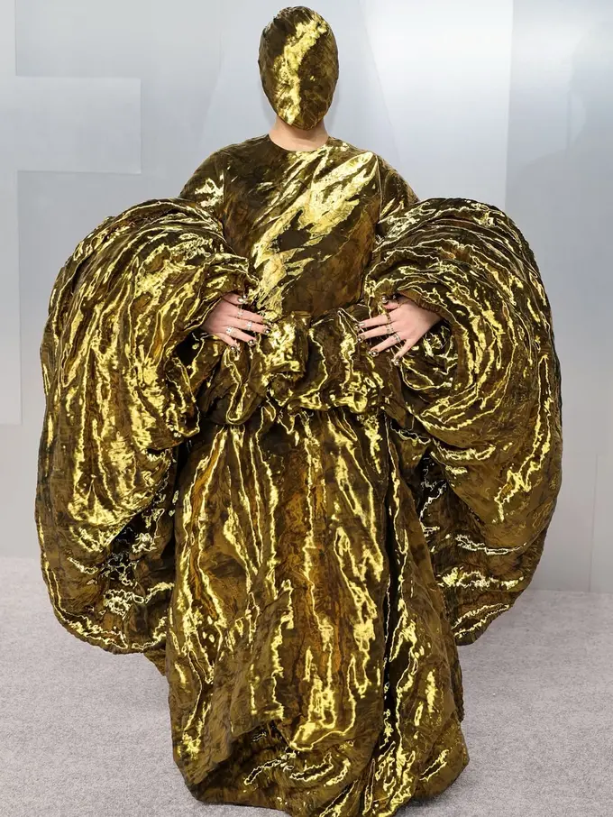 Audrey Nuna Jadi “Piala Berjalan”, Tampil Super Nyentrik dengan Gaun Emas Full Face di Vanity Fair Oscar Party 2026