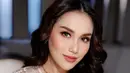 Gaun lace dengan inner juga bisa jadi pilihan busana Lebaran [@ayutingting92]