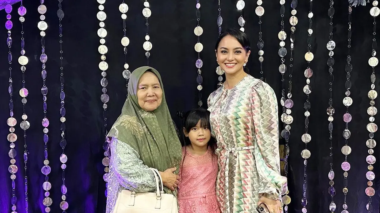 Ririn Ekawati dengan ibu mertua