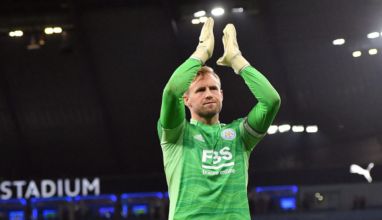 Kontribusi Kasper Schmeichel sebagai penjaga gawang Leicester City memang tak bisa dipandang sebelah mata. Penampilannya yang solid membuat The Foxes mampu menjadi tim kuda hitam di Liga Inggris. Puncaknya, ia berhasil membawa klubnya memenangkan gelar liga musim 2015/2016. Schemeichel sendiri telah membela Leicester sejak 2011 silam. Selama di King Power, pria berkebangsaan Denmark tersebut tercatat telah tampil sebanyak 478 kali dengan raihan 147 clean sheet di semua ajang. (AFP/Anthony Devlin)
