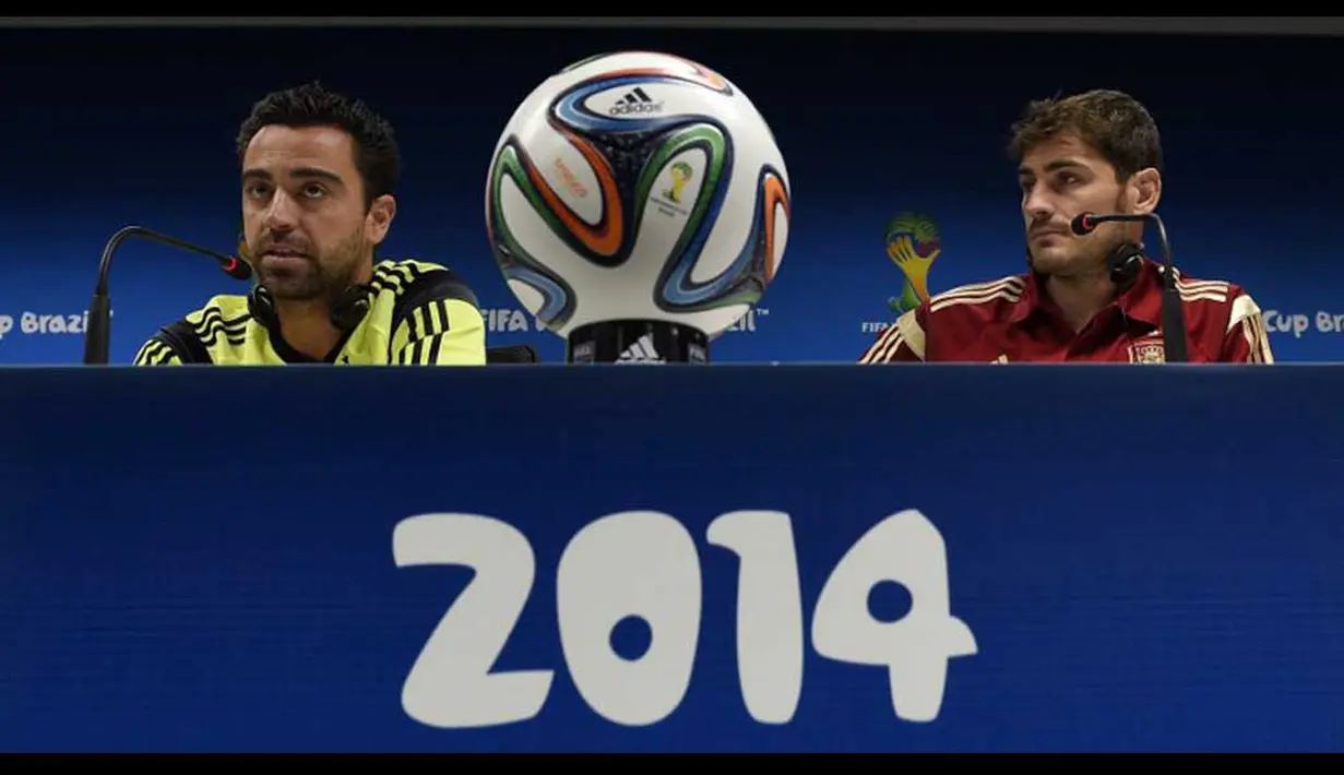 Xavi dan Casillas saat preskon jelang laga Belanda vs Spanyol, Brasil, Jumat (13/6/2014) (AFP Photo/LLUIS GENE)