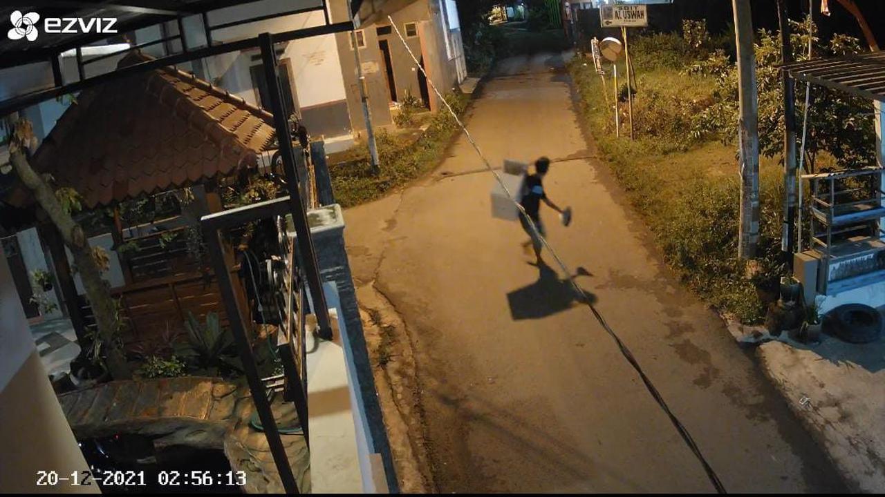 Pencuri kotak amal masjid di Tuban tertangkap CCTV warga. (Adirin/Liputan6.com)