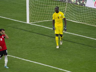 Sadio Mane dan Mohamed Salah yang bahu membahu bersama Liverpool akhirnya harus saling berhadapan sebagai seteru dalam dua bulan terakhir. Dua panggung besar, Piala Afrika 2021 dan Kualifikasi Piala Dunia 2022 akhirnya jadi milik Sadio Mane bareng Timnas Senegal. (AP/Stefan Kleinowitz)