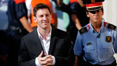 Lionel Messi saat mendatangi pengadilan di Gava, Barcelona, Spanyol (27/9/2013). Lionel Messi terbukti bersalah telah menggelapkan pajak per tahun 2007, 2008, dan 2009 yang mencapai nominal 3,5 juta poundsterling (Rp60 miliar). (AP Photo / Emilio M)