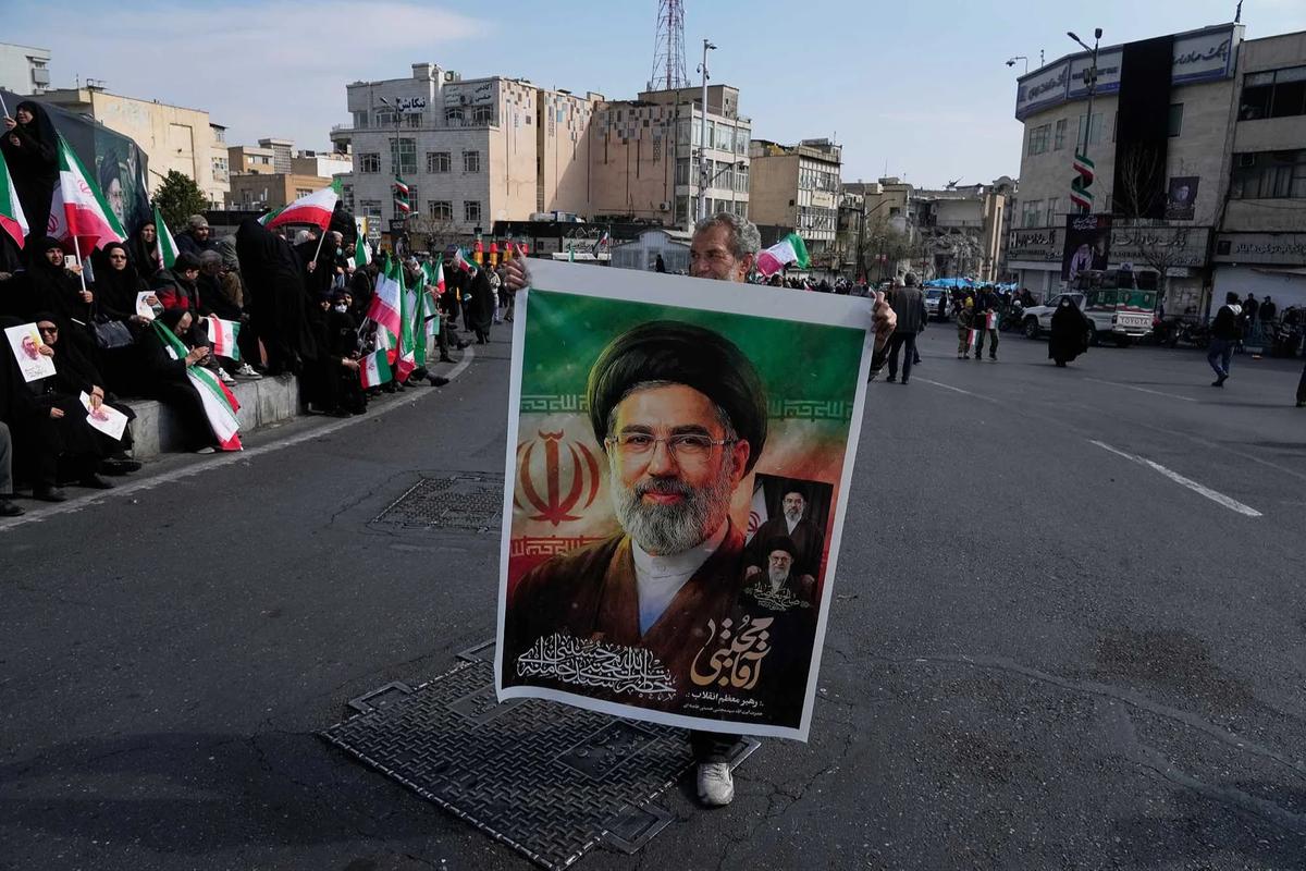 FOTO: Ribuan Warga Iran Turun ke Jalan Dukung Mojtaba Khamenei