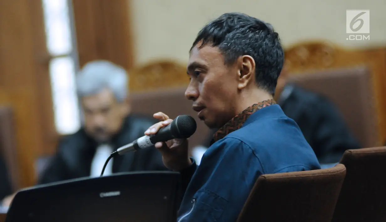 Terdakwa dugaan suap pemberian opini WTP laporan keuangan Kemendes PDTT, Ali Sadli menjawab pertanyaan JPU pada sidang lanjutan di Pengadilan Tipikor, Jakarta, Jumat (2/2). Sidang ini beragendakan pemeriksaan terdakwa. (Liputan6.com/Helmi Fithriansyah)