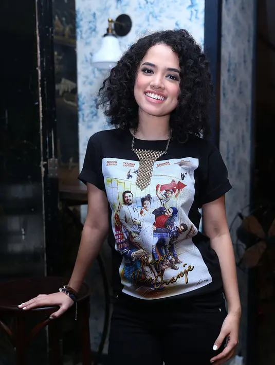 “Aku pengen benar-benar bisa enjoy ngebawain lagu ini karena film-nya (Negeri Van Oranje) sendiri sangat ceria dan fresh, jadi aku ingin membawakan lagu Puzzle Pieces ini dengan seenjoy-enjoynya.” ungkap Wizzy. (Galih W. Satria/Bintang.com)