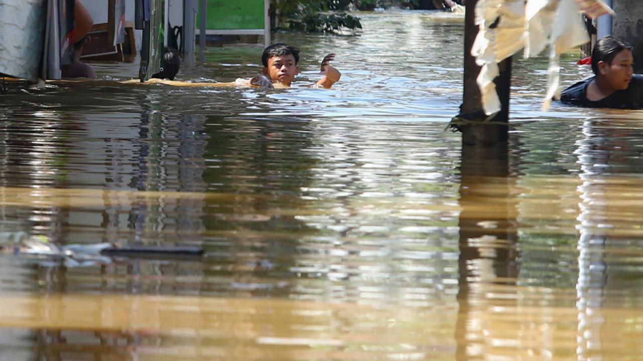 FOTO: Bidara Cina Kembali Terendam, Banjir Capai Dua Meter di Minggu Pagi