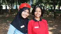Calon Paskibraka 2018 Tingkat Nasional dari Provinsi Sumatera Utara, Suci (Kaos Merah) dan Jambi, Rahma (Jilbab Hitam), Mengaku Kangen Sama Omelan Ibu di Rumah (Liputan6.com/Aditya Eka Prawira)