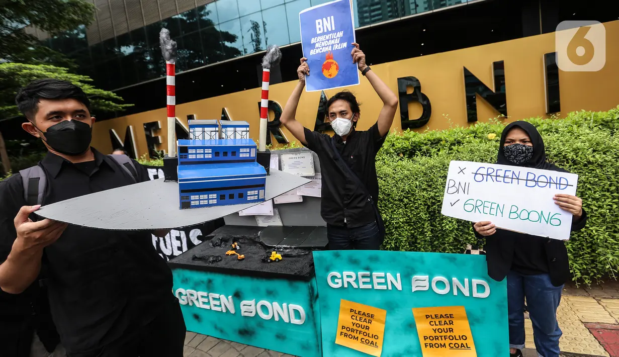 Aktivis yang tergabung dalam kampanye #bersihkanbankmu menggelar aksi di depan kantor Bank Tabungan Negara (BNI), Jakarta, Jumat (17/6/2022). Dalam aksinya mereka mempertanyakan keseriusan Bank BI dalam penghentian pembiayaan proyek batu bara dan menyerukan untuk menghentikan praktek Greenwashing. (Liputan6.com/Johan Tallo)