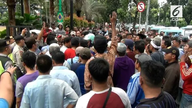 Dalam aksinya para sopir angkot menuntut untuk Jalan Jatibaru Raya dan putaran di depan Blok A Tanah Abang kembali dibuka.