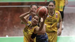 Pemain Tenaga Baru Pontianak, Prisca Widiawati berusaha mengamankan bola dari kejaran pemain Merpati Bali pada laga Srikandi Cup 2018 di GOR Lokasari, Jakarta, Rabu (21/3/2018). Merpati Bali menang 61-37. (Bola.com/Nick Hanoatubun)