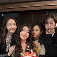 Intip gaya Sooyoung SNSD rayakan ultah ke-36 bareng member SNSD. [@sooyoungchoi].