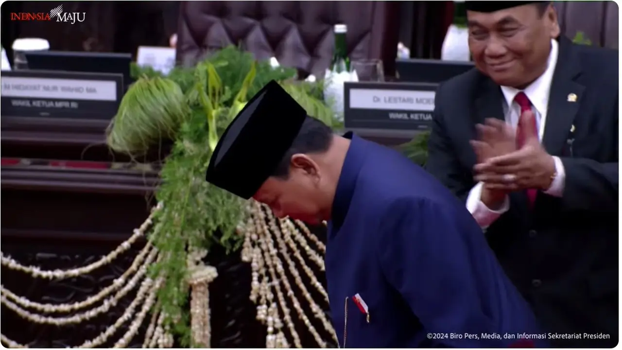 Momen Prabowo membungkuk dua kali, bahkan kepada Jokowi usai pelantikan menarik perhatian, mencerminkan sikap rendah hati dan hormat. (Tangkapan Layar Youtube Sekretariat Presiden)