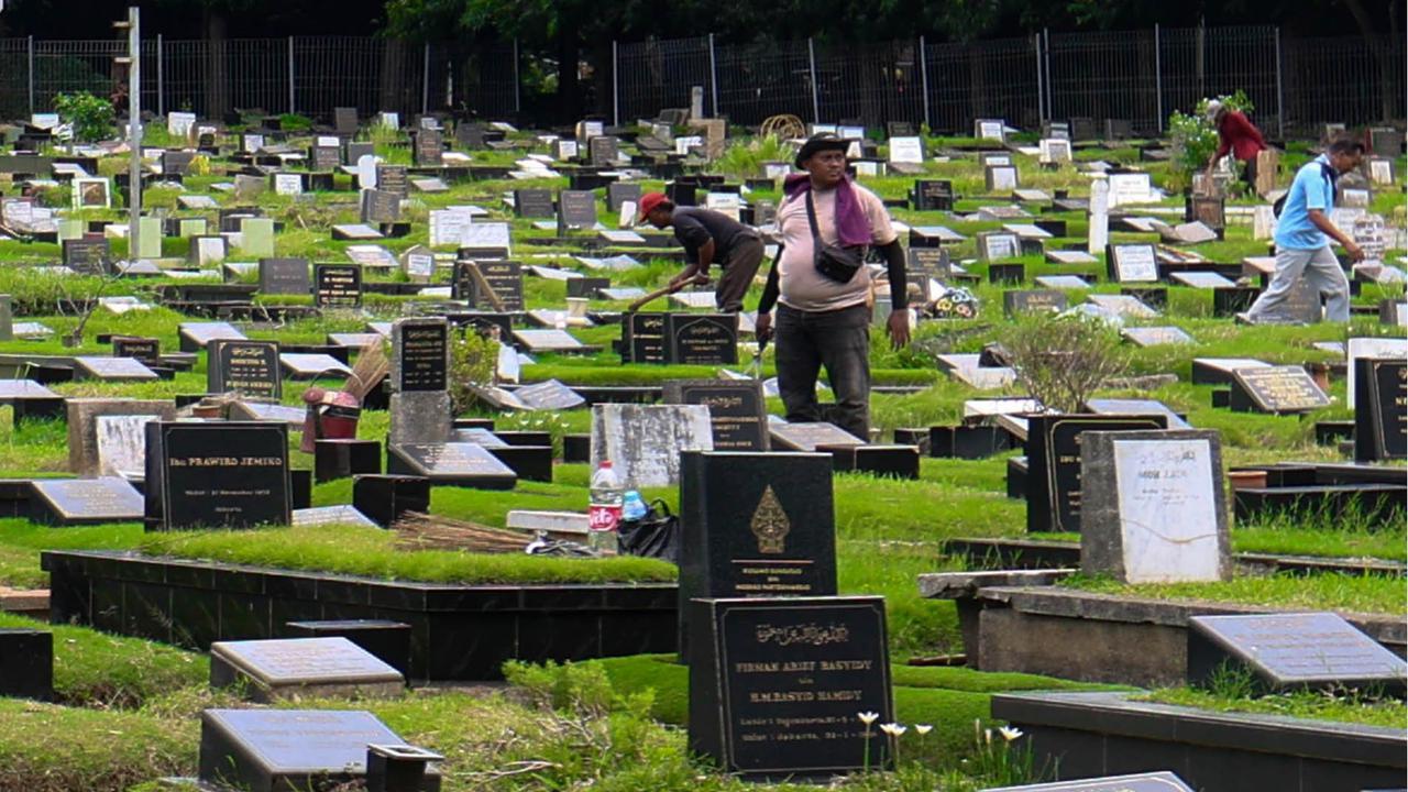 FOTO: Jakarta Krisis Makam: Warga Terpaksa Gunakan Sistem Tumpang