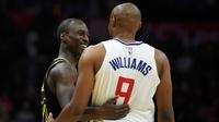 Guard Los Angeles Clippers, CJ Williams berangkulan dengan Ingram usai pertandingan melawan Lakers  (AP Photo/Mark J. Terrill)
