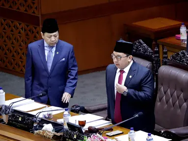 Ketua dan Wakil Ketua DPR, Setya Novanto dan Fadli Zon bersiap memimpin rapat paripurna di kompleks parlemen, Jakarta, Kamis (20/7). Setnov hadir dalam rapat pengambilan keputusan RUU Pemilu meski berstatus tersangka kasus e-KTP (Liputan6.com/Johan Tallo)