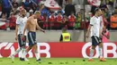 Para pemain Rusia tertunduk lesu usai takluk dari Austria pada laga uji coba di Tivoli Stadium, Innsbruck, Austria, (30/5/2018). Austria menang atas Rusia 1-0. (AP/Kerstin Joensson)