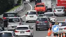 <p>Petugas memasang barikade di Tol Dalam Kota yang mengarah ke Tol Cikampek di Jakarta, Jumat (6/5/2022). Polda Metro Jaya memberlakukan penutupan akses menuju Tol Jakarta-Cikampek dari arah Tol Dalam Kota dan Tol Priok guna mengantisipasi terjadinya kepadatan lalu lintas pada arus balik Lebaran 2022. (Liputan6.com/Herman Zakharia)</p>