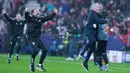 Pelatih Benfica, Jose Mourinho, memeluk anak gawang saat merayakan kemenangan atas Real Madrid pada laga Liga Champions di Estadio da Luz, Lisbon, Kamis (29/1/2026) dini hari WIB. (AP Photo/Armando Franca)