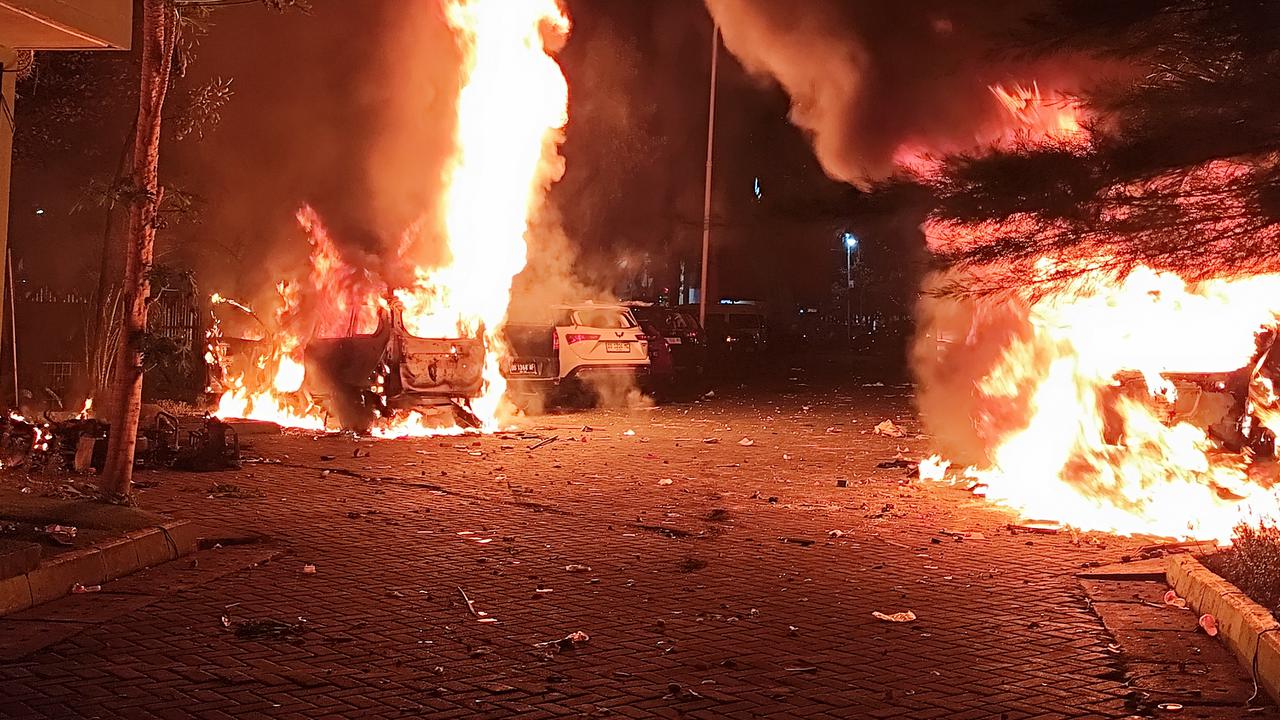 Demo Solidaritas untuk Affan Kurniawan Ricuh, Mobil di Kantor DPRD Makassar dan Sulsel Dibakar