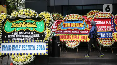 Kantor PSSI yang berada di GBK Arena, Jakarta, dibanjiri karangan bunga sebagai respons atas pembatalan Indonesia menjadi tuan rumah Piala Dunia U-20 2023, Kamis (30/3/2023). (Liputan6.com/Faizal Fanani)