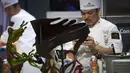 Kue buatan Yoshiaki Uezaki saat final Pastries World Cup 2017 di Lyon, Prancis (22/1). Peserta juga harus membuat tiga macam dessert cokelat, tiga macam dessert buah beku, serta 12 dessert identik di piring. (AFP/Jean Philippe)