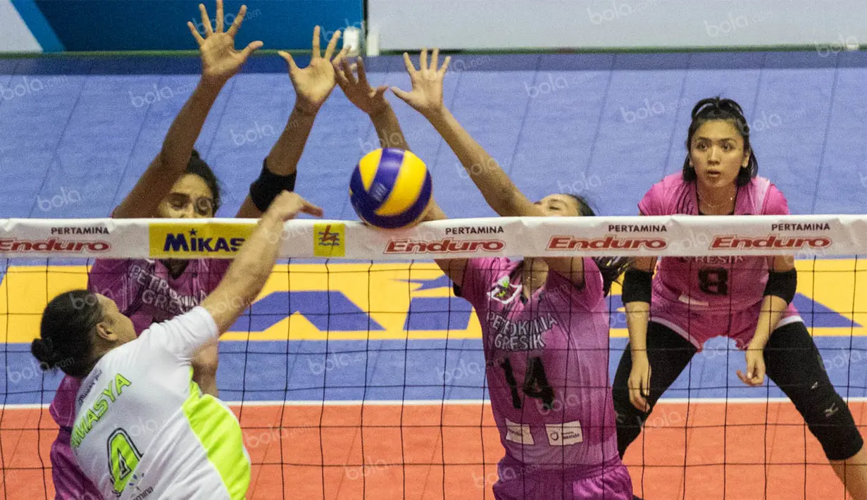Pevoli Jakarta Pertamina Energi, Amasya Manganang, melakukan smash saat menghadapi Gresik Petrokimia pada final four seri kedua Proliga 2016 di GOR Amongrogo, Yogyakarta, Sabtu (7/5/2016). (Bola.com/Vitalis Yogi Trisna)
