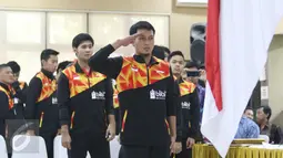 Atlet bulu tangkis memberikan penghormatan kepada bendera Merah Putih saat upacara pelepasan tim Piala Sudirman 2017 di Cipayung, Jakarta, Sabtu (6/5). (Liputan6.com/Angga Yuniar)