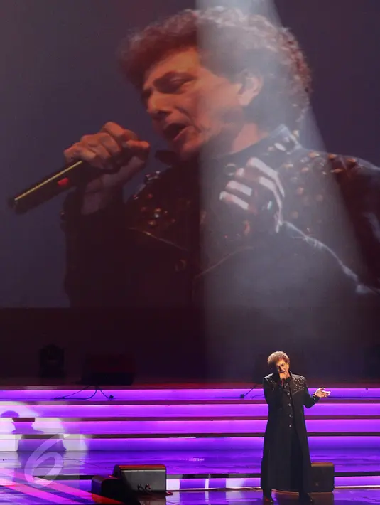 Penampilan dari Ahmad Albar dalam acara musik Nostalgia Sma - The 80s are back di kawasan Senayan, Jakarta, Jumat (20/1). Acara tersebut menampilkan beberapa musisi era tahun 80-an. (Liputan6.com/Herman Zakharia)
