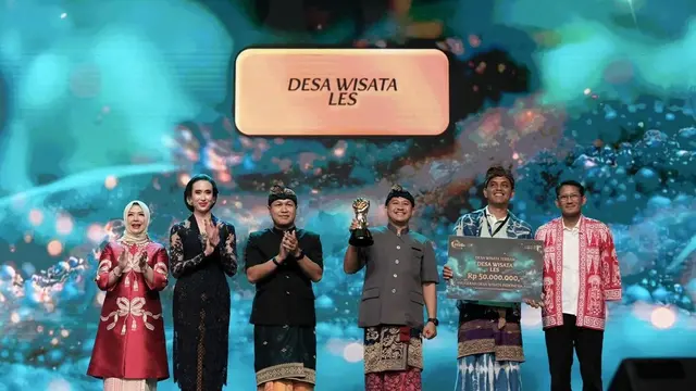 6 Pesona Anggun Menpar Widi Wardhana Bak Putri Keraton di Anugerah Desa Wisata 2024