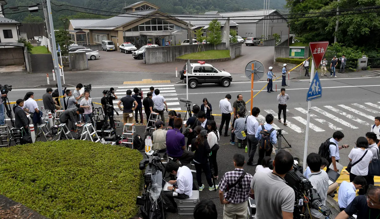 Sejumlah wartawan berkumpul di lokasi serangan penusukan sarana difabel Tsuki Yamayuri-en di Sagamihara, barat Tokyo, Selasa (26/7). 19 orang tewas dalam serangan yang dilakukan seorang pria dengan menggunakan pisau. (Toshifumi Kitamura/AFP)