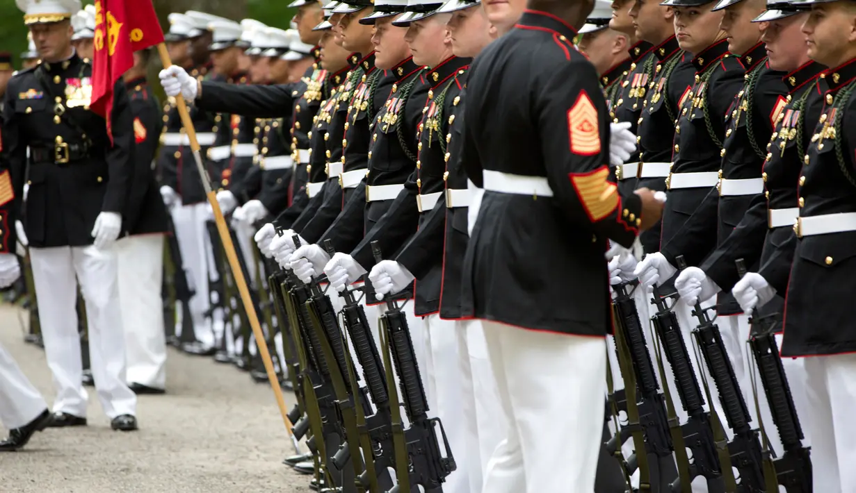 Marinir AS melakukan upacara Hari Peringatan Perang Dunia I di Pemakaman Amerika Aisne-Marne di Belleau, Prancis (27/5). Di tempat tersebut ada sekitar 2.000 orang Amerika yang dimakamkan. (AP Photo / Virginia Mayo)