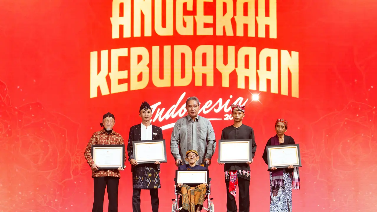 Mendikbudristek Nadiem Anwar Makarim memberikan penghargaan kepada lima orang penggerak budaya yang masuk sebagai kategori Pelestari dalam Anugerah Kebudayaan Indonesia (AKI) Tahun 2024.