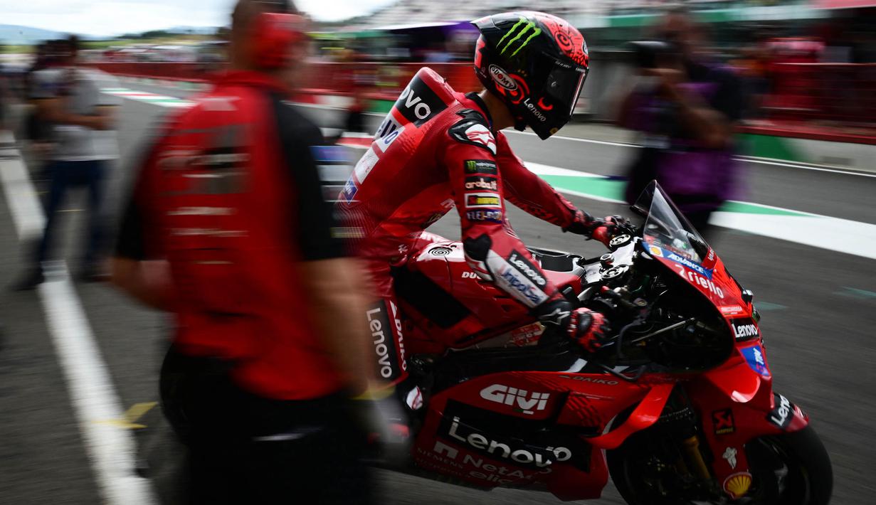 Pembalap Ducati Lenovo, Francesco Bagnaia meninggalkan lintasan saat sesi Practice menjelang balapan MotoGP Italia di Mugello, 31 Mei 2024. (Marco BERTORELLO/AFP)