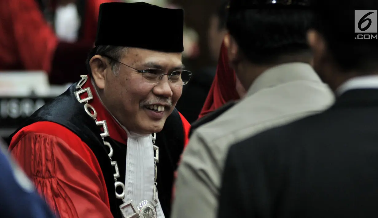 Hakim Konstitusi Aswanto menerima ucapan selamat usai dilantik sebagai Wakil Ketua Mahkamah Konstitusi (MK) di Gedung Mahkamah Konstitusi, Jakarta, Selasa (26/3). Aswanto terpilih sebagai Wakil Ketua MK periode 2019-2021 lewat mekanisme pemungutan suara. (merdeka.com/ Iqbal S. Nugroho)