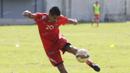 Striker legendaris Persija, Bambang Pamungkas, melakukan tendangan gunting saat latihan di Lapangan Villa 2000, Tangerang, Selasa (3/5/2016). (Bola.com/Vitalis Yogi Trisna)