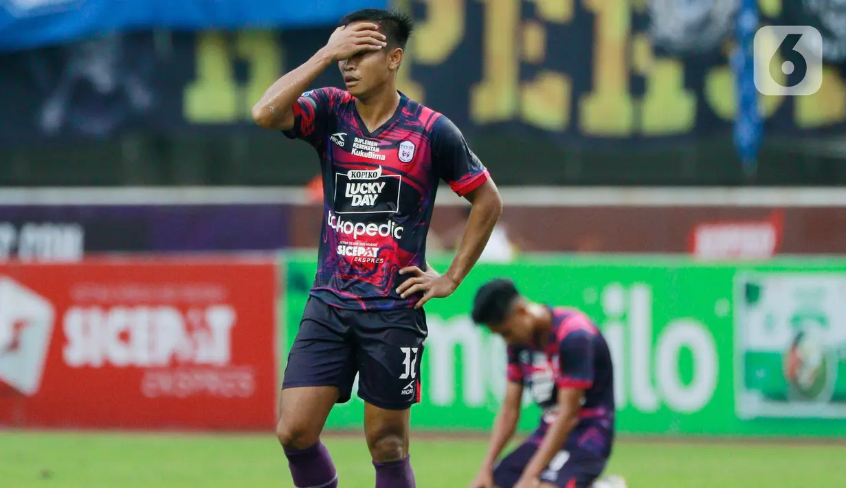 Pemain RANS Nusantara FC, Muhammad Tahir, tampak kecewa usai ditaklukkan Persib Bandungpada laga pekan ke-25 BRI Liga 1 di Stadion Pakansari, Bogor, Minggu (19/2/2023). Persib menang atas RANS Nusantara dengan skor 3-1. (Bola.com/M Iqbal Ichsan)