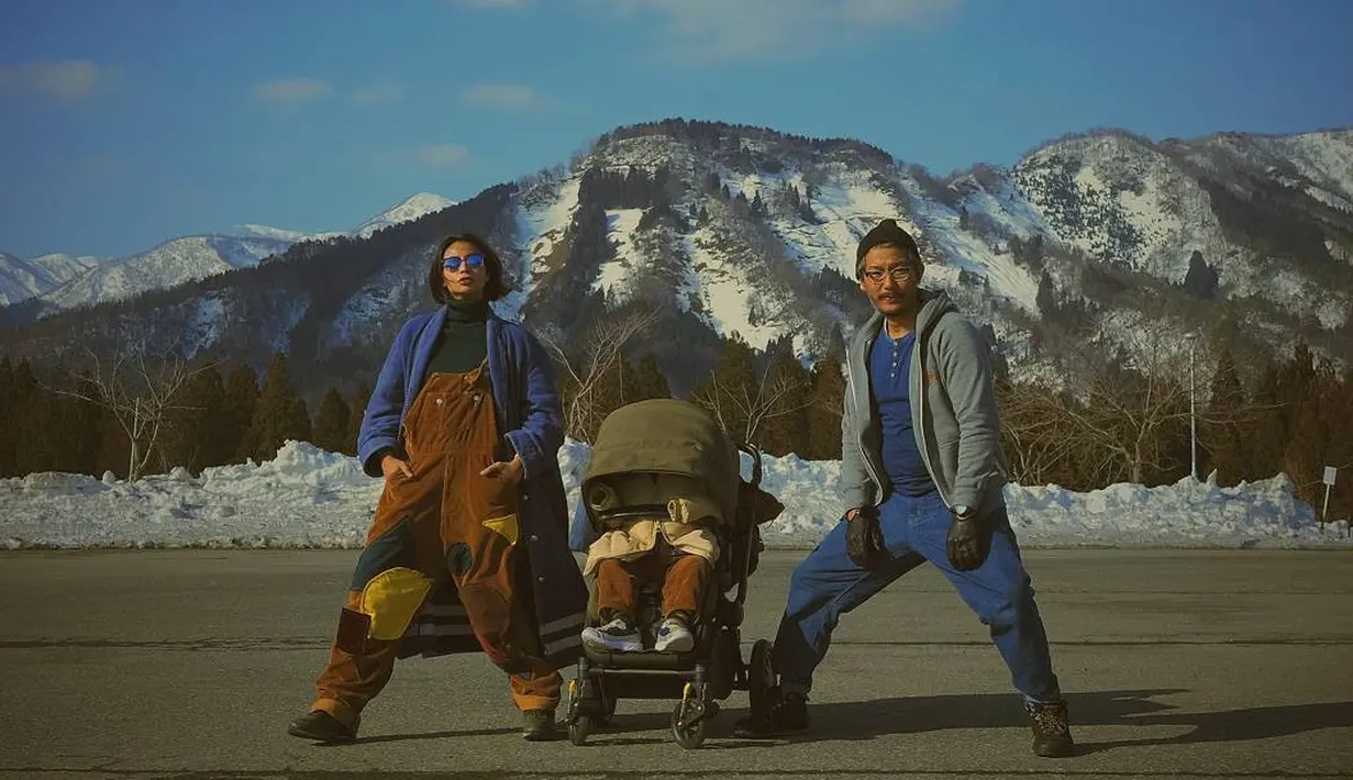 Berpenampilan unik dan nyentrik sepertinya bukan hal aneh bagi seorang Shareefa Daanish. Namun kali ini Shareefa tampil nyentri bareng suami dan anaknya, Raden Farri Icksan Wibisana dan Raden Matahari Terbit Wirasendjaja.  (Instagram/shareefadaanish)