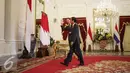 PM Belanda Mark Rutte melambaikan tangan seusai kunjungannya ke Istana Merdeka, Jakarta, Rabu (23/11). Kunjungan tersebut dalam rangka menjalin kerja sama bilateral dan penandatanganan nota kesepahaman antar kedua negara. (Liputan6.com/Faizal Fanani)